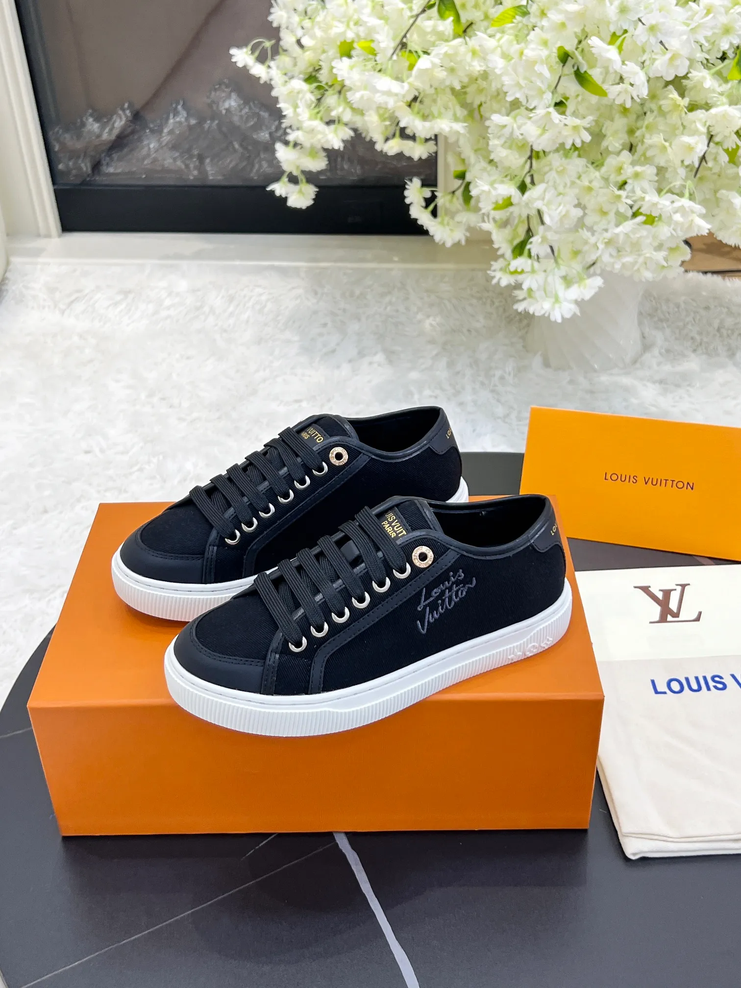 👟👟Ex-factory price 420👟👟 New arrival🆕🆕🆕 This LV Lagoon sneaker is made of lightweight canvas embroidered with the handwritten Louis Vuitton Paris logo. It highlights the casual summer atmosphere with a trendy and simple configuration, and can easily brighten up various looks. Monogram flowers bloom on the soft rubber sole. Code number: 35~41, multiple colors available! Oil edges + TPU outsole + drawer box packaging
